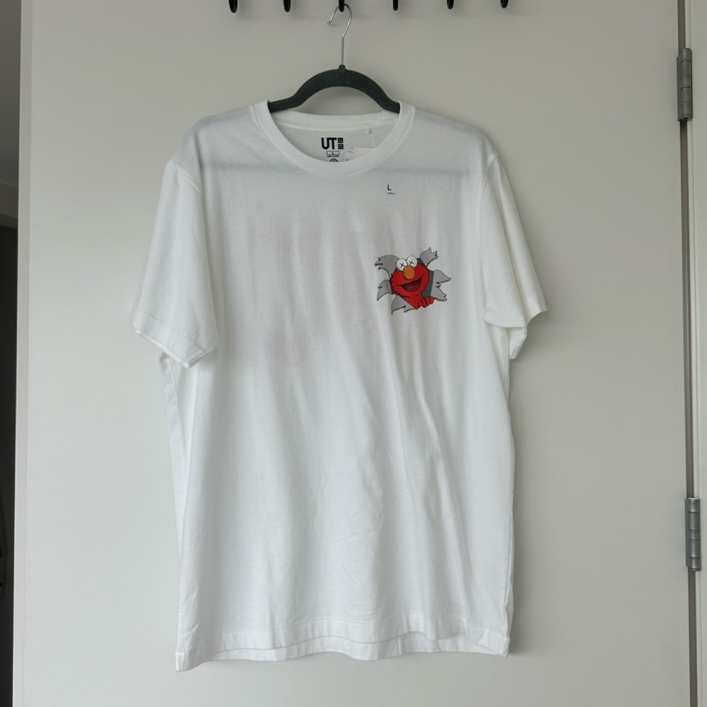 NEW uniqlo x KAWS Sesame Street Collab T-Shirt